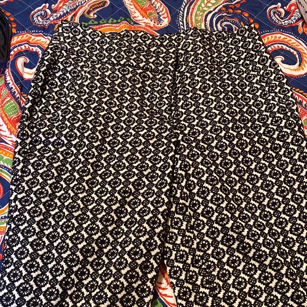 Cropped Pants with Lace-Like Print